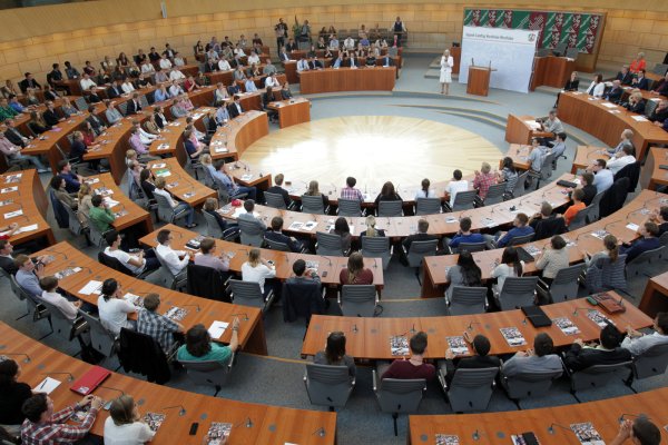 Auch der Landtag in Düsseldorf hat ein Forum für Nachwuchspolitiker, den Jugend-Landtag.  - © Bildarchiv des Landtags NRW/Bernd Schälte
