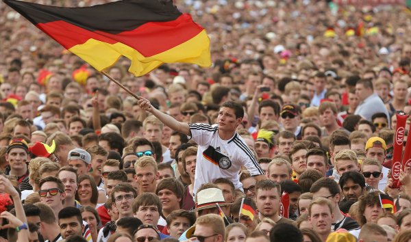 Besonders beliebt war das Rudelgucken 2014, als die deutsche Nationalmannschaft den WM-Titel holte. - © dpa