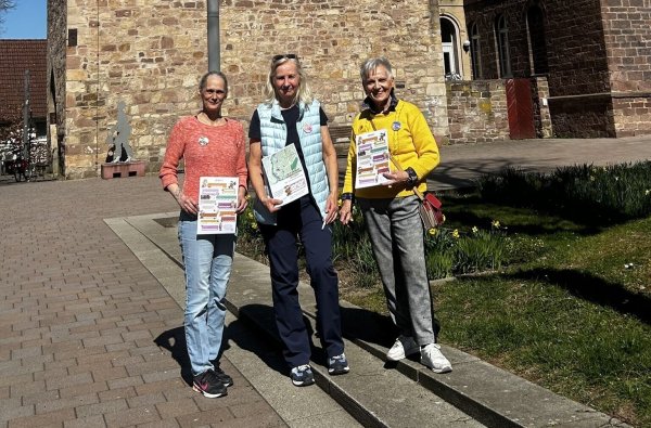 Nelkenkönigin Sabine Gange, Ute Radeck und Hannelore Budde stellen als Initiatoren die Stadtrallye vor. - © Blomberg Marketing