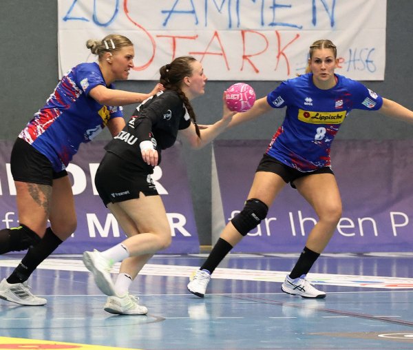 Diana Dögg Magnusdottir befindet sich hier noch im Duell mit den Blombegerinnen Stefanie Kaiser (links) und Lisa Frey. - © Paul Cohen