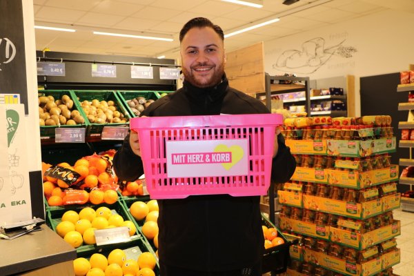 Elli-Marktleiter Baris Altunay freut sich, wenn seine Kunden mithilfe des pinkfarbenen Einkaufskorbs miteinander ins Gespräch kommen. - © Anja Hustert