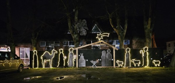 Unter der Woche sind nicht alle Elemente erleuchtet, aber am 4. Advent wird es wieder soweit sein - außerdem gibt es ein besonderes Treffen an der Schützenstraße 1. - © Astrid Sewing