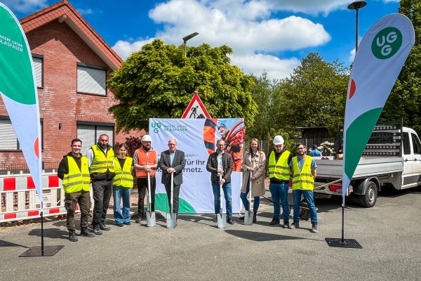Bürgermeister Borris Ortmeier (4. von rechts) und Carina Brakhage,Teamleiterin Planen und Bauen bei der Stadt Barntrup (3. von rechts), setzen gemeinsam mit Vertretern der Baufirma sowie von UGG den ersten Spatenstich. - © GVO MEDIA GmbH