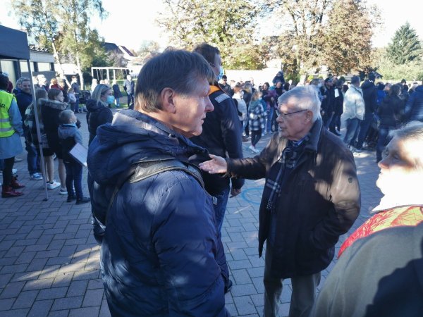 In der Diskussion: der Schulstandort Alverdissen soll möglicherweise geschlossen werden. Eine Bürgerinitiative mobilisierte Unterstützer für die Schule - unter anderem bei dieser Demo auf dem Schulhof. - © Archivfoto: Sylvia Frevert