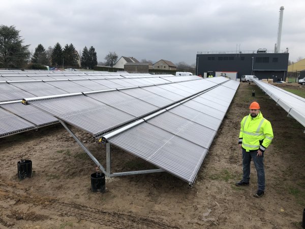 Solarthermie-Röhren so weit das Auge reicht, und Projektleiter Daniel Steube von den Lemgoer Stadtwerken mittendrin. Im Hintergrund ist das Blockheizkraftwerk am Isringhausen-Ring zu sehen. - © Till Brand