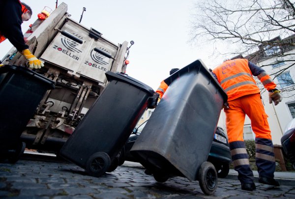 Die Stadt Detmold möchte die Müllabfuhr durch verschiedene Maßnahmen sicherer machen. Unter Umständen könnten für die Bürger die Gebühren steigen. - © Symbolbild: Julian Stratenschulte/dpa