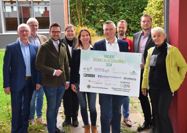 Bei der Spendenübergabe dabei waren (von links) Andreas Weber (Volksbank), Gerrit Zech (Lions), André Köller (Phoenix), Katja Plänker (Förderverein HVG), Michaela Münkner (Blomberger Versorgungsbetriebe), Michael Hanke (Schulleiter HVG), Martin Denker (Sparkasse), Christoph Praschak (Bürgerstiftung) und 
Veronika Schmidt (Förderverein HVG). - © HVG