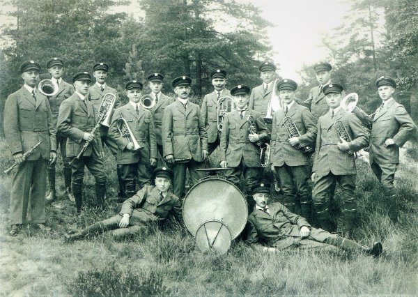Die Musikkapelle Lämershagen im Jahre 1927. Willy Möller (v. l.), Karl Fillies, Karl Altenbernd, Fritz Haase, Paul Leibelt, August Rottschäfer, Max Nery, Fritz Böger, Fritz Kohlmeier, Heinrich Fellensiek, Adolf Rottschäfer, Gustav Nebel, Gustav Schröder, Fritz Elges. Vorn liegend: Heinrich Hüls und Karl Biere.  - © Repro: Horst Biere / Quelle Teutoburger Jäger