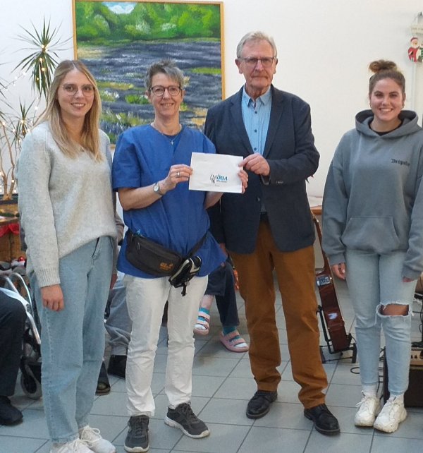 Aylin Lutz, Gabriele Kiskemper, Mitarbeiterin des Seniorenzentrums, Gottfried Dennebier und Yasmin Lutz (von links) zeigen den Spendenscheck. - © rw-system