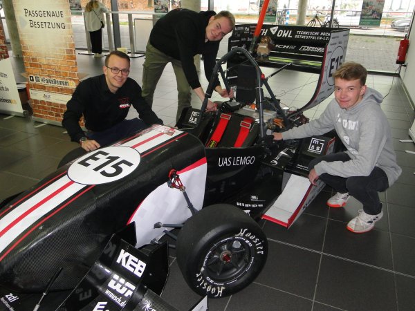Der Rennwagen der Maschinenbauer vom "OWL-Racing-Team" fährt zwar nicht in der Formel 1 mit, bringt aber mit 240 Kilogramm Gewicht rund 108 PS Leistung auf die Straße und hält auf kurvenreicher Strecke eine halbe Stunde lang eine Geschwindigkeit von 80 Stundenkilometern Till Söffgen, Jonas Niemeyer und Philipp Richards (von links) nehmen an internationalen Konstruktionswettbewerben teil. Sie wollen mit ihrem E-Boliden nicht rasen, sondern Autotechnik verbessern. - © Hajo Gärtner