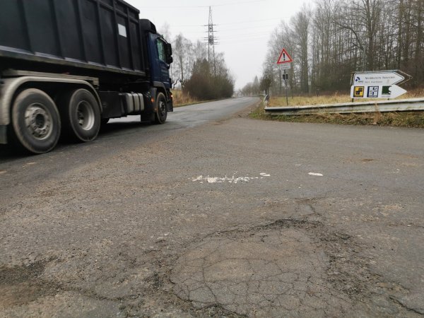 Die „Helle" leidet unter der vermehrten Verkehrsbelastung. Die Straße in Alverdissen ist Umleitungsstrecke für die gesperrte B1, wo seit Monaten die Arbeiten stagnieren. - © Sylvia Frevert