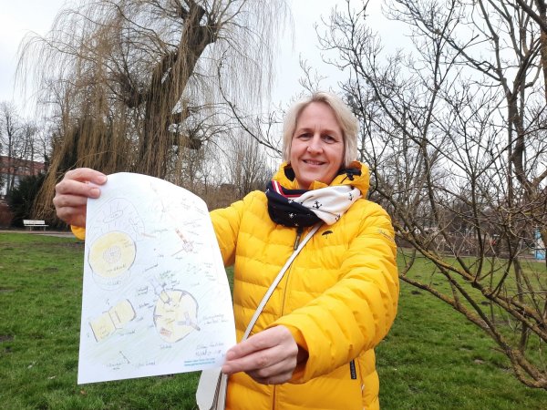 Auf diesem Areal des Seekurparks soll der Mehrgenerationenpark errichtet werden. Diana Vorndamme, Vorsitzende von Bad Meinberg e.V., zeigt das Konzept, das der Verein gemeinsam mit dem Spielplatzbauer Jens Jürgensen aus Detmold entwickelt hat. - © Michaela Weiße