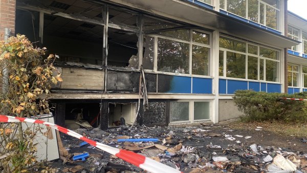 Die Schule nach dem Brand von Mittwochnacht. - © Jürgen Mahncke