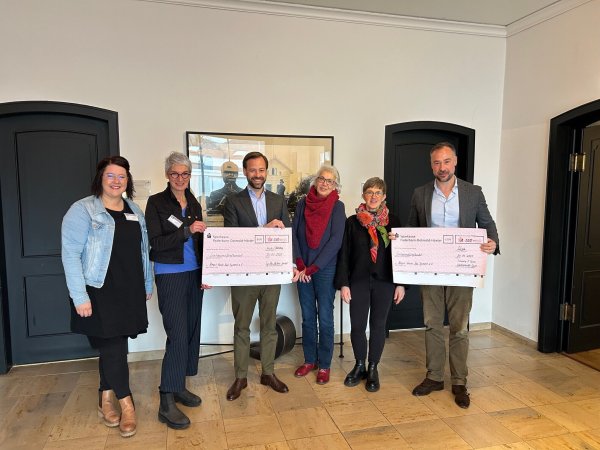 Bei der Spendenübergabe dabei sind (von links) Maren Meier, Regina Stelter (beide Hospiz-Verein Bad Pyrmont), Hubertus Hasse (Geschäftsführender Gesellschafter SynFlex Elektro), Bärbel Grupe (ehrenamtliche Kinderhospizmitarbeiterin), Frauke Grove (ehrenamtliche Kindertrauermitarbeiterin und SHWire Mitarbeiterin) sowie Constantin Hasse (Geschäftsführender Gesellschafter SHWire). - © Synflex