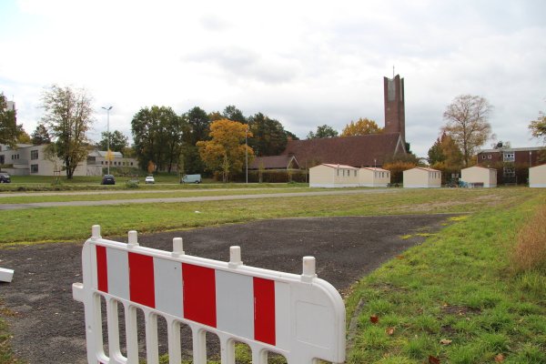 Auf dem ehemaligen Bundeswehrparkplatz an der Pivitsheider Straße soll eine neue Asylunterkunft gebaut werden. - © Nadine Uphoff