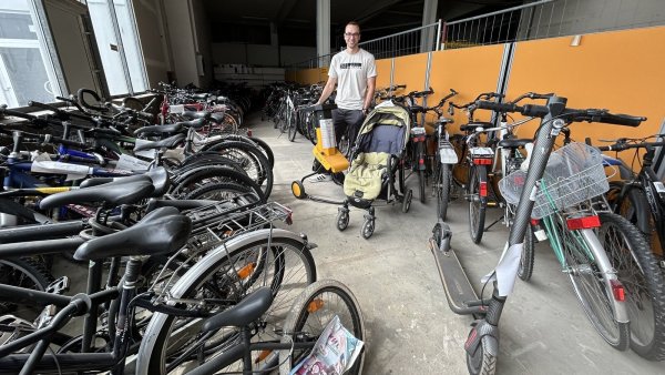 Simon Radke zeigt eine Auswahl an Fundsachen, die am 25. Mai versteigert werden - darunter zig Fahrräder, aber auch ein Kinderwagen, E-Roller und ein Häcksler. - © Alexandra Schaller