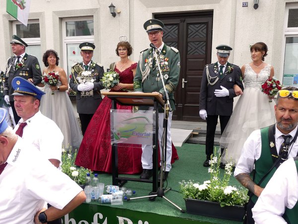 Präsident Lutz Brakemeier hält seine Eröffnungsrede. Ihm zur Seite stehen König Gerhard Lahmann und Königin Ines Wahle, flankiert vom Thronpaar Carsten Wahle und Helga Lahrmann sowie dem Adjutantenpaar Stefan und Jutta Rogall. - © Rudi Rudolph
