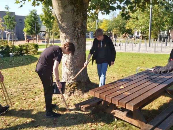 Lügder Schüler sammeln Müll, um das Stadtbild zu verschönern. - © Stadt Lügde