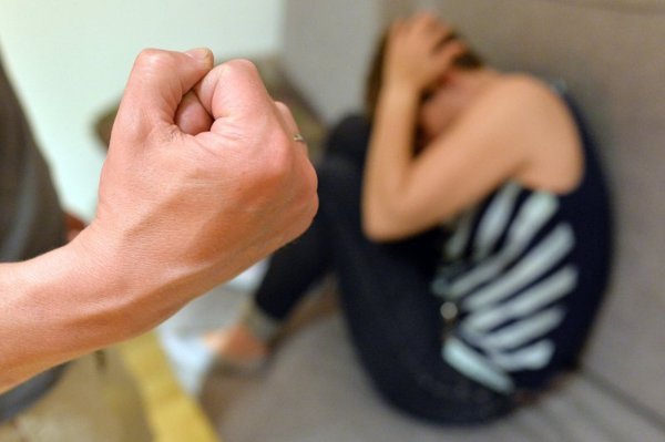 Opfer häuslicher Gewalt brauchen auch in Lippe eine Zuflucht, doch es gibt zu wenig Plätze. Händeringend sucht die AWO nach einem neuen Gebäude. Bis 2024 soll das gefunden sein. - © Dpa