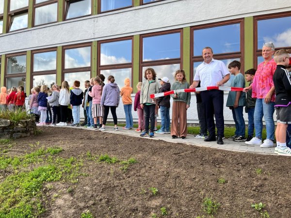 Im Sommer haben die Schüler der Grundschule in Bavenhausen gemeinsam mit Schulleiterin Sabine Arning und Bürgermeister Mario Hecker einen neuen Weg freigegeben. - © Archivfoto: Grundschule Bavenhausen
