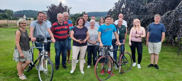 Das Foto zeigt Teilnehmer der Radtour (von links): Kerstin und Klaus Hansen, Rudi Stölting, Wolfgang Jedlicka, Uwe Pohl, Kerstin Vieregge, Jan-Helmut Johanning, Brigitte und Lutz Hermann, Katharina Kurt, Julian Dukart, Erhard Kirchhof, Helmut Johanning, Dietrich Neuser (dahinter), Esther Engelke und Michael Biermann. - © Inge Stölting