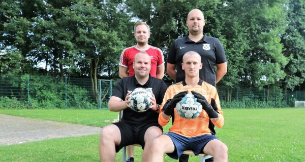Sascha Möller (hinten von links) und Dennis Wieder sowie Markus Rüschenpöhler (vorne von links) und Lumjan Braha von der SG Hiddesen-Heidenoldendorf freuen sich auf die neue Saison. - © Oliver König