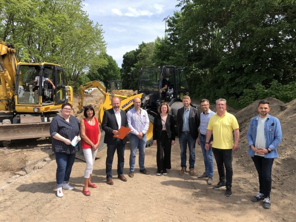 An der Baustelle: Daniela Drewes (von links, Stadtwerke), Beate Hoffmann-Hildebrand (Ortsausschuss Werl-Aspe), Bernd Zimmermann (Stadt), Michael Böttcher (Ausschuss für Schule und Bildung), Katja Mönnigmann-Steinbeck (Stadt), Jan Elstrod (Realschule), Gordon Gröne (Gesamtschule), Dieter Ristein (SR-Ingenieurbüro OWL) und Sadik Cakmak (Stadt).  - © Thomas Reineke