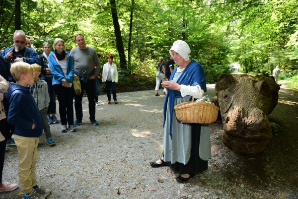 Märchenhafte Anekdoten lassen sich die Besucher von "Mario" erzählen. - © Nicole Ellerbrake