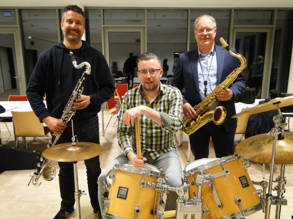 Führende Köpfe bei den „Musikfreunden Schwelentrup“ (von links): Vereinschef Oliver Charles, Orchesterleiter Nils Schmidtpeter und Alt-Vorsitzender Bernd Steinmetzler im Probenraum des Bürgerhauses Dörentrup. - © Hajo Gärtner