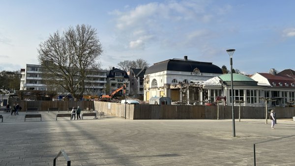 Der Umbau des Kurhauses läuft - direkt nebenan ist links das Kurpark-Hotel von Familie Lenger zu sehen. - © Alexandra Schaller