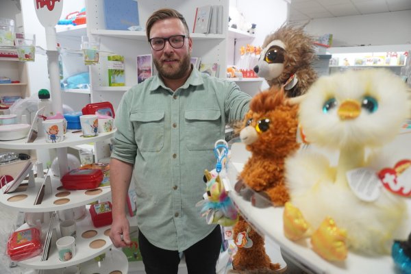Schweren Herzens gibt Tobias Jahn sein Spielzeugwarengeschäft "Lügder Rappelkiste" auf. Bis zum 15. Januar ist großer Ausverkauf. - © Michaela Weiße(LZ)