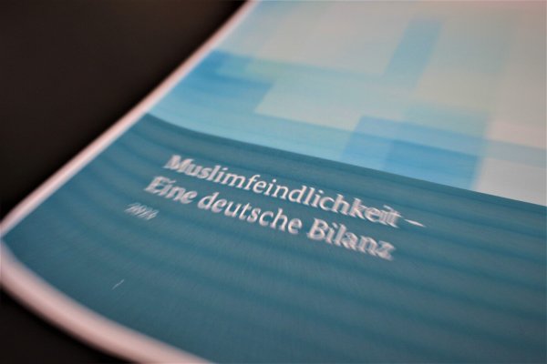 Der Bericht "Muslimfeindlichkeit - eine deutsche Analyse" wurde im vergangenen Jahr vorgestellt. Seitdem gibt es Streit. - © Lukas Brekenkamp