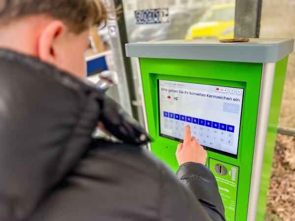Aufgepasst: Wer sich hier bei der Eingabe seinen Kennzeichens vertippt, könnte später vom Parkplatzbetreiber ein teures Knöllchen erhalten. - © Daniel Salmon