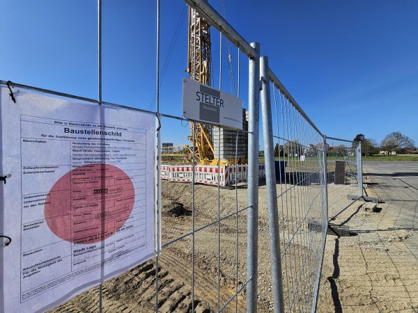 Im kleinen Baugebiet in Billinghausen wird fleißig gebaut. Wie man auf dem Schild sieht, ist die Adresse Familie-Hammerschlag-Weg. - © Astrid Sewing
