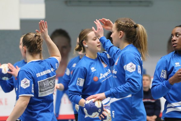 Die Blomberger Spielerinnen stimmen sich auf das Spiel in neckarsulm ein. - © Oliver König