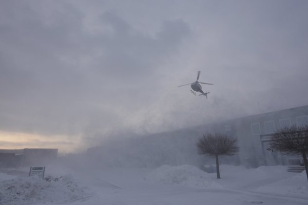 Bei Phoenix Contact in Schieder bläst ein Hubschrauber mit seinen Rotorblättern den Schnee von den Dächern der ehemaligen Schieder-Möbel-Hallen. - © Jost Wolf