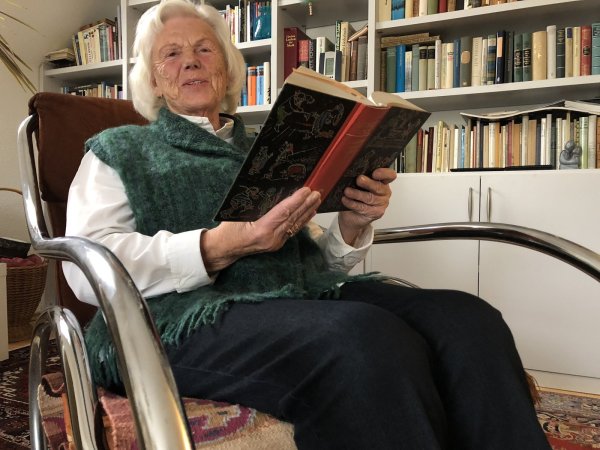 Waltraud Herres sitzt in ihrer Bibliothek und liest ein Buch. Das Foto entstand im Jahr 2018. - © Sven Kienscherf