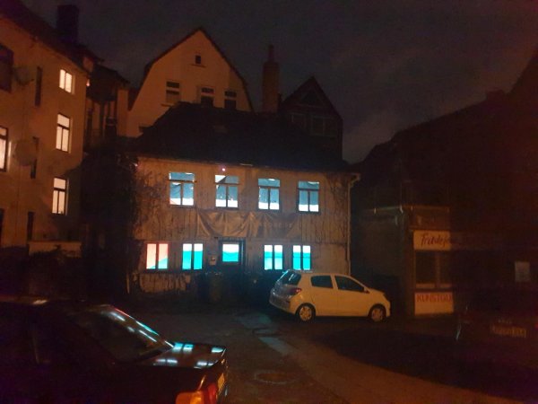 Durch die Fenster der Detmolder Hofsynagoge ist klar eine gigantische Palästina-Fahne zu erkennen. - © Privat
