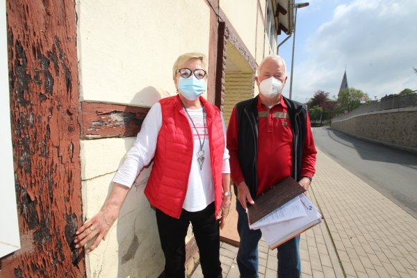 Anne und Hermann Schröder haben Schäden an der Fassade ihres Hauses, die nach ihren Worten durch die Bauarbeiten an der Hohenhauser Straße entstanden. - © Jens Rademacher