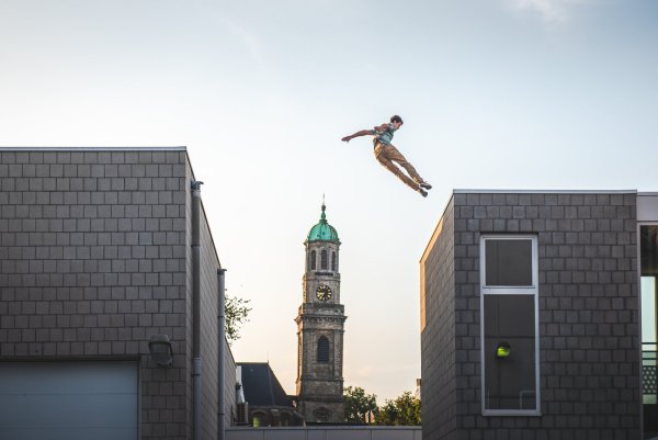 Die Cie. Be Flat eröffnet neue Erfahrungsräume im Stadtbild - so auch in Detmold. - © Yngwie Scheerlinck