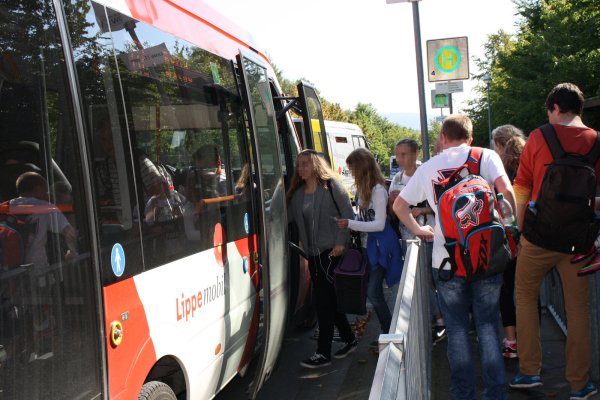Mit dem Bus konnten die Lemgoer Schüler bislang durch ganz Westfalen fahren. Ab dem kommenden Schuljahr müssen sie zuzahlen. - © Freya Köhring