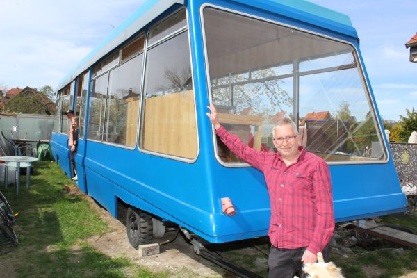 Dirk Haase (vorne) sucht für den nostalgischen Anhänger einen neuen Besitzer. Seine Kinder Linda und Benjamin finden den Wagen cool. - © Sandra Castrup