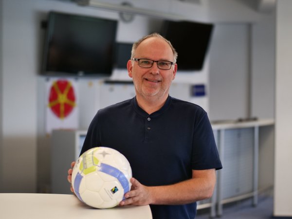 Blickt im LZ-Kabinengeflüster auf die LZ-Cup-Vorrunde zurück: Sportredakteur Oliver König - © Jörg Hagemann