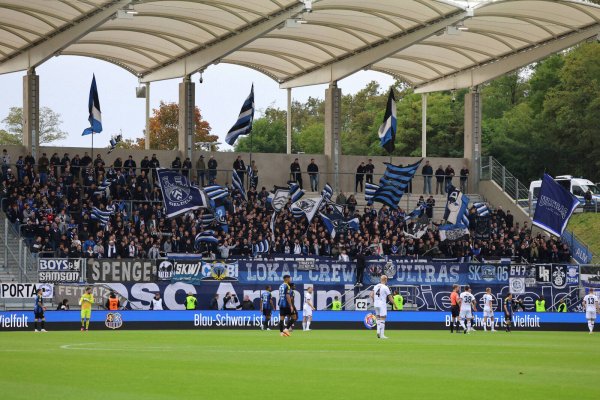 Annähernd 1.000 Arminia-Anhänger begleiteten den DSC zum Spiel in Saarbrücken. - © IMAGO/Fussball-News Saarland