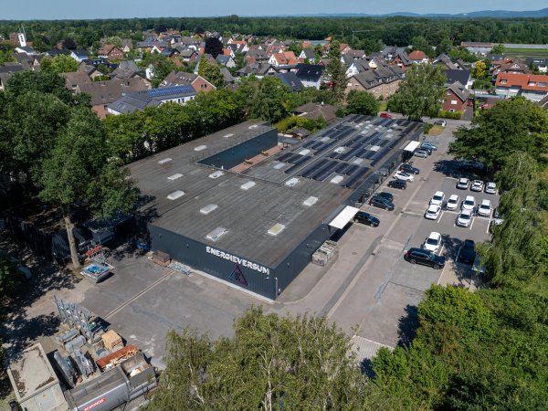 Die ehemalige Firmenzentrale des Photovoltaik-Unternehmens Energieversum in Avenwedde. - © Energieversum