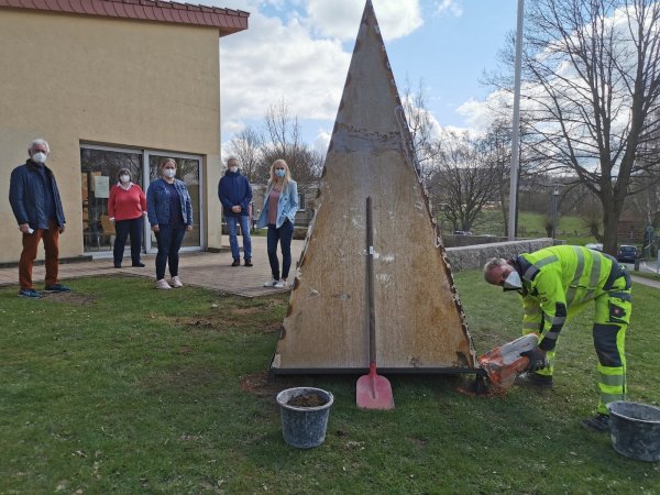Die Pyramide vor dem städtischen Gymnasium steht. Darüber freuen sich (von links) Wolfgang Redeker (Kunstpfad-Initiator), Gabriele Schmuck (Leitung Gymnasium), Annabelle Kreie (Klassenlehrerin 8 d), Markus Tackenberg (stellvertretender Leiter Gymnasium Barntrup), Erika Duttenhöfer (Leiterin Fachschaft Kunst am Gymnasium Barntrup) und Bauhof-Mitarbeiter Helge Ostmann. - © Sylvia Frevert
