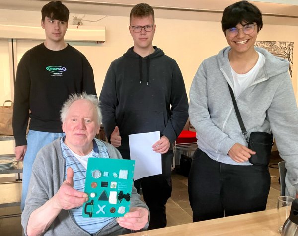 Schüler der Gesamtschule Aspe und Jürgen Rust, Hausbewohner im Altenzentrum Bethesda. - © Nicole Röthe