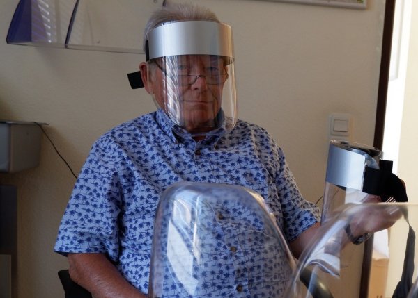 Geschäftsführer Günter Haßelmann zeigt die Gesichtsschutzmasken, die bei der Firma Sieboform hergestellt werden - © Lorraine Brinkmann
