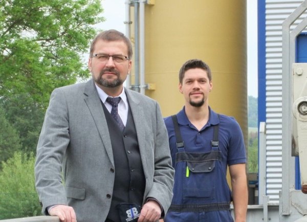 Der Abwassermeister in der Kläranlage, Hermann Klippenstein (hinten), und Ingenieur Frank Waermer (Büro Danjes, Detmold), der vor Jahren die Filtertechnik erdacht hat. - © Axel Bürger