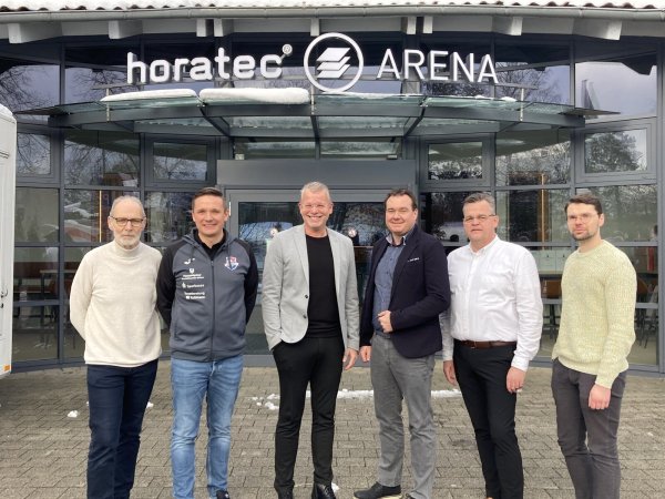 Die Umbauten in der Horatec-Arena stellen (von links) Wolfgang Huppke, Andreas Blüsse, Wolfgang Thorwesten, Patrick Herrmann, Carsten Kuhlmann und Roman Marks vor. - © Cordula Gröne